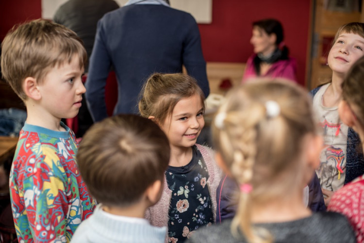 Předávání vysvědčení na montessori škole