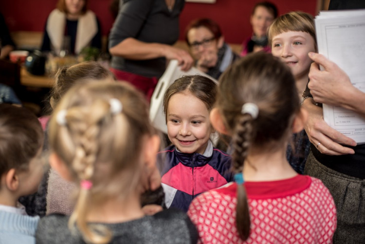 Předávání vysvědčení na montessori škole