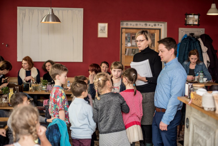Předávání vysvědčení na montessori škole