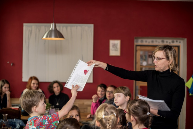 Předávání vysvědčení na montessori škole