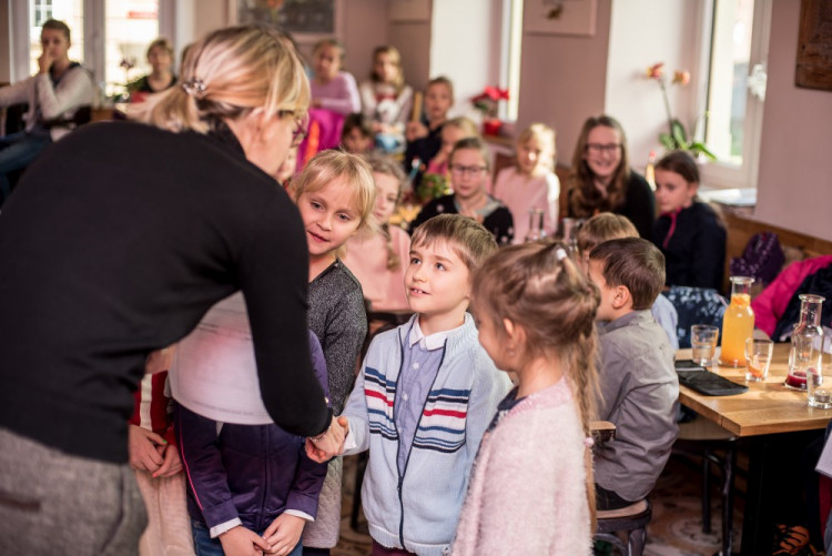 Předávání vysvědčení na montessori škole