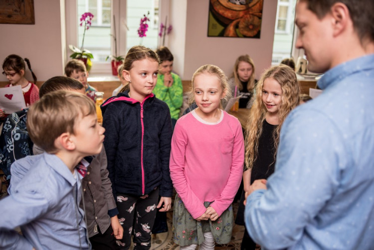 Předávání vysvědčení na montessori škole