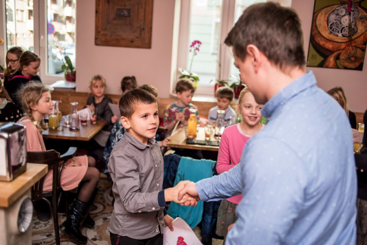 Předávání vysvědčení na montessori škole