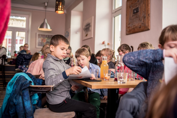 Předávání vysvědčení na montessori škole