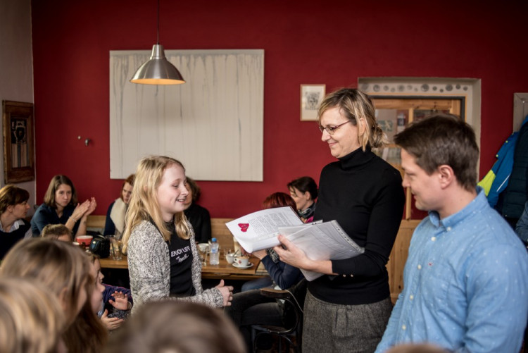 Předávání vysvědčení na montessori škole
