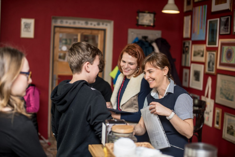 Předávání vysvědčení na montessori škole