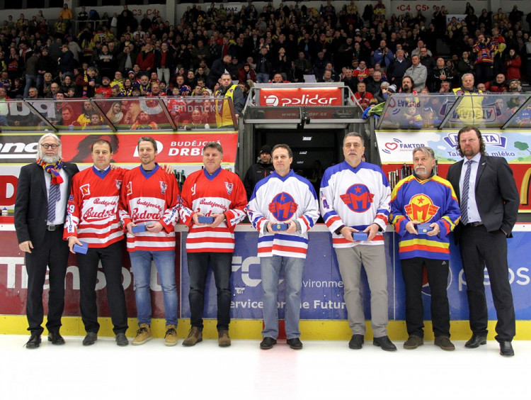 Ocenění se dočkaly klubové legendy, které chyběly při oslavách 90 let hokeje v Českých Budějovicích. Mezi Stanislavem Bednaříkem a Romanem Turkem zleva Radek Bělohlav, Filip Turek, Radek Ťoupal, Karel Soudek, Ladislav Kolda a Vladimír Caldr