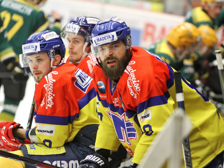 Obranné trio Motoru. V popředí Zdeňkové Kutlák s Čápem, za nimi Roman Vráblík