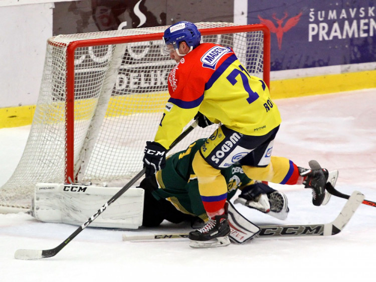 Luboš Rob s hattrickem na hokejce. Tentokrát ale na Michala Šurého z ostrého úhlu nevyzrál