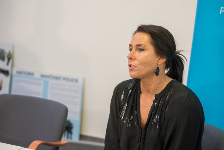 Zástupkyně pojišťovny.