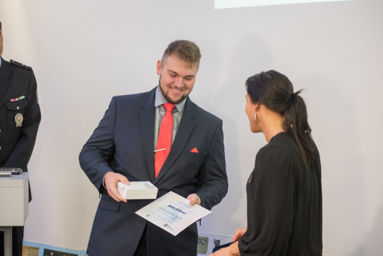 Genltemna silnii se zástupkyní pojišťovny.