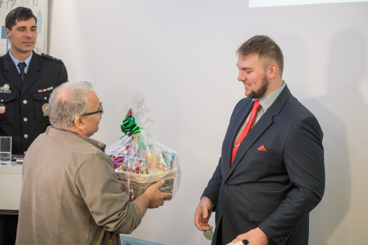 Zachráněný Antonín Bebr se svým zachráncem Janem Jirkou. Slava díků nerala konce.