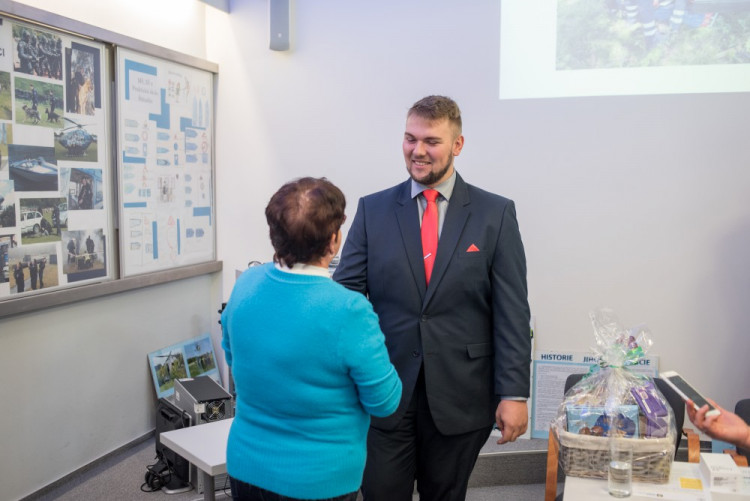 Manželka muže, který havaroval, Věra Bebrová, děkuje zachránci Janu Jirkovi