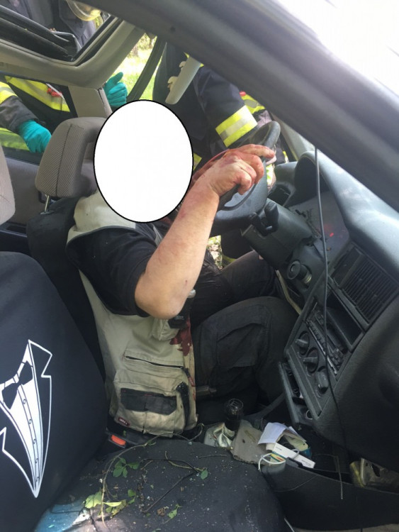 Nehoda se stala loni v létě na silnici mezi obcemi Římov a Plav, kde narazil osobní automobil Audi 80 do stromu a začal hořet. Nárazem se zaklínily dveře řidiče, který se tak nemohl dostat ven. Pomohl mu statečný student Jan Jirka.