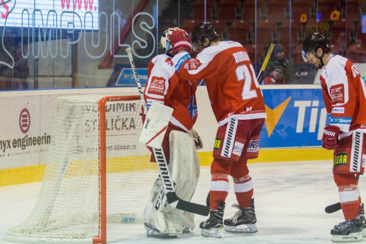 Naděje na play-off žije! Kohouti vyprovodili ze svého ledu Pardubice pěti góly