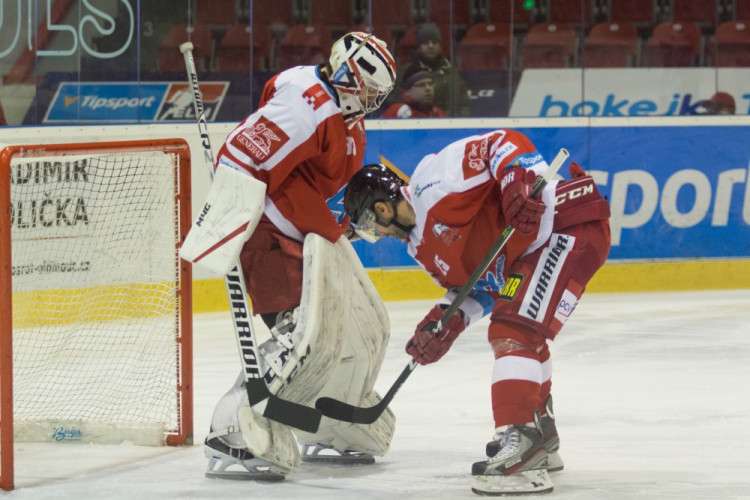 Naděje na play-off žije! Kohouti vyprovodili ze svého ledu Pardubice pěti góly