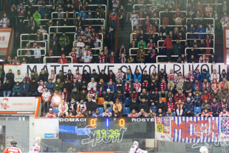 Naděje na play-off žije! Kohouti vyprovodili ze svého ledu Pardubice pěti góly