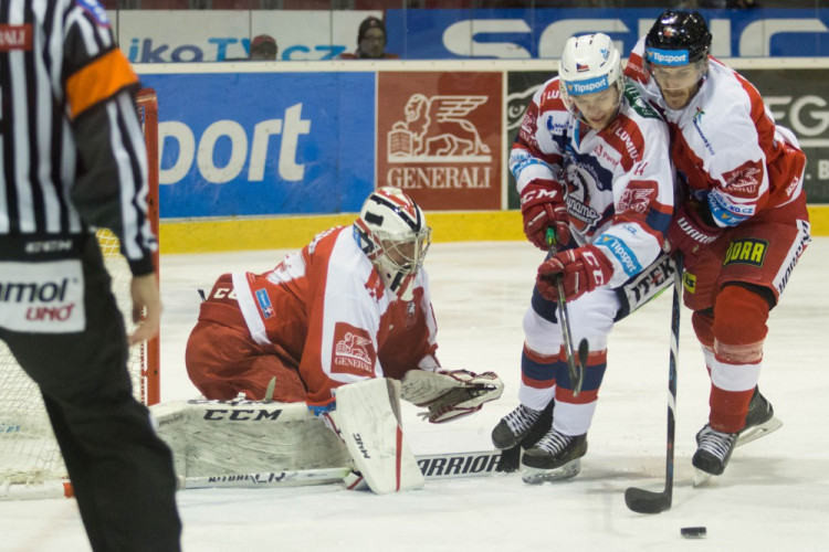 Naděje na play-off žije! Kohouti vyprovodili ze svého ledu Pardubice pěti góly