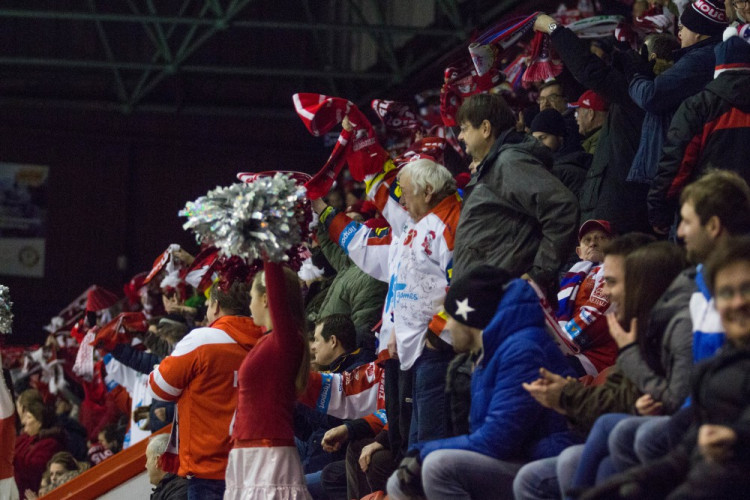 Naděje na play-off žije! Kohouti vyprovodili ze svého ledu Pardubice pěti góly