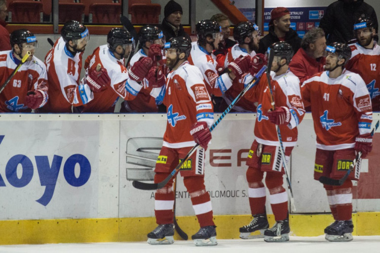 Naděje na play-off žije! Kohouti vyprovodili ze svého ledu Pardubice pěti góly