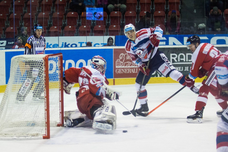 Naděje na play-off žije! Kohouti vyprovodili ze svého ledu Pardubice pěti góly
