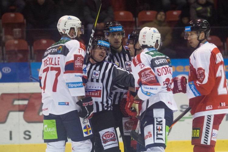 Naděje na play-off žije! Kohouti vyprovodili ze svého ledu Pardubice pěti góly