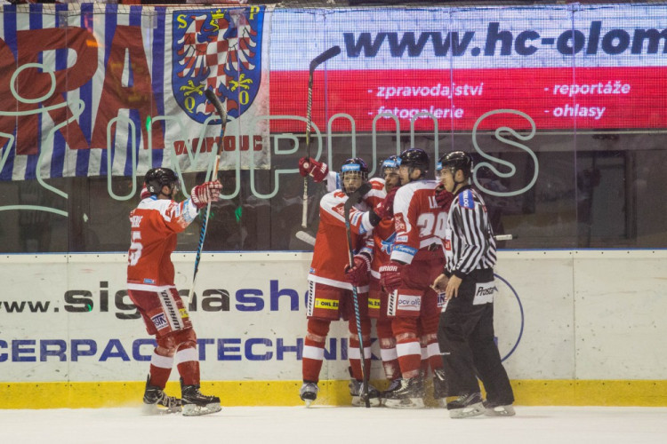 Naděje na play-off žije! Kohouti vyprovodili ze svého ledu Pardubice pěti góly