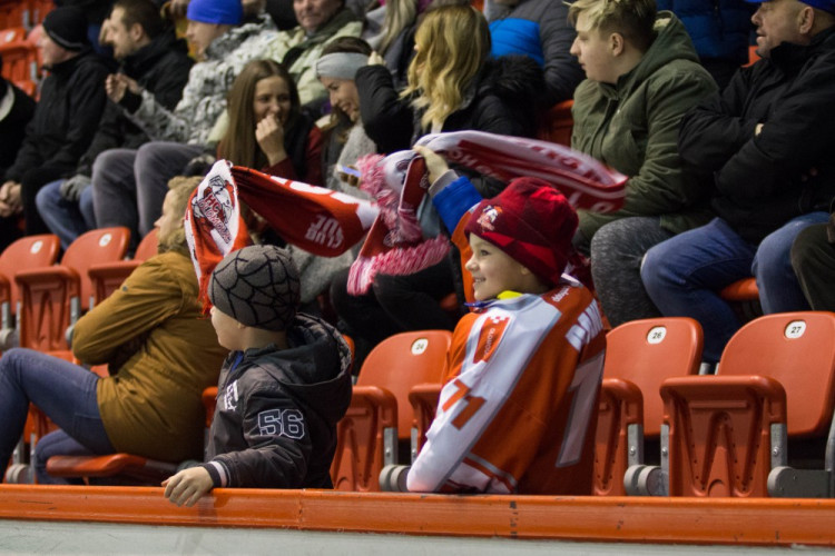 Naděje na play-off žije! Kohouti vyprovodili ze svého ledu Pardubice pěti góly