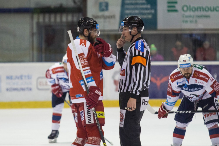 Naděje na play-off žije! Kohouti vyprovodili ze svého ledu Pardubice pěti góly