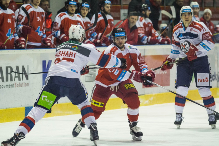 Naděje na play-off žije! Kohouti vyprovodili ze svého ledu Pardubice pěti góly