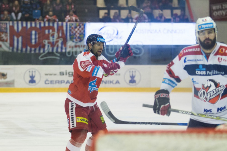 Naděje na play-off žije! Kohouti vyprovodili ze svého ledu Pardubice pěti góly