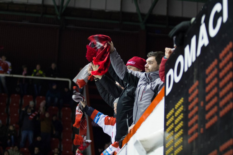 Naděje na play-off žije! Kohouti vyprovodili ze svého ledu Pardubice pěti góly