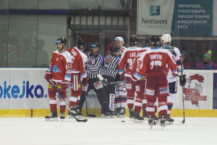 Naděje na play-off žije! Kohouti vyprovodili ze svého ledu Pardubice pěti góly