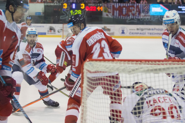 Naděje na play-off žije! Kohouti vyprovodili ze svého ledu Pardubice pěti góly