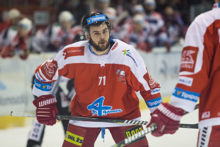 Naděje na play-off žije! Kohouti vyprovodili ze svého ledu Pardubice pěti góly