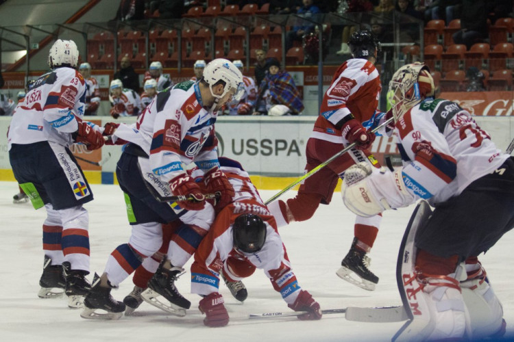 Naděje na play-off žije! Kohouti vyprovodili ze svého ledu Pardubice pěti góly