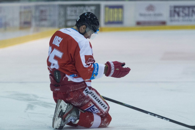 Naděje na play-off žije! Kohouti vyprovodili ze svého ledu Pardubice pěti góly