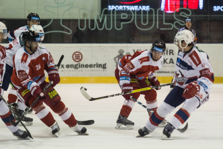 Naděje na play-off žije! Kohouti vyprovodili ze svého ledu Pardubice pěti góly