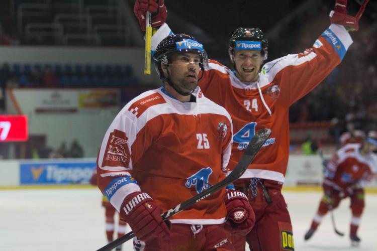 Naděje na play-off žije! Kohouti vyprovodili ze svého ledu Pardubice pěti góly