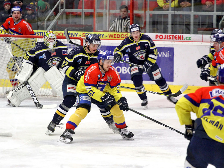 Zachytal si také David Gába. Na snímku čelí pokusu Tomáše Pšeničky