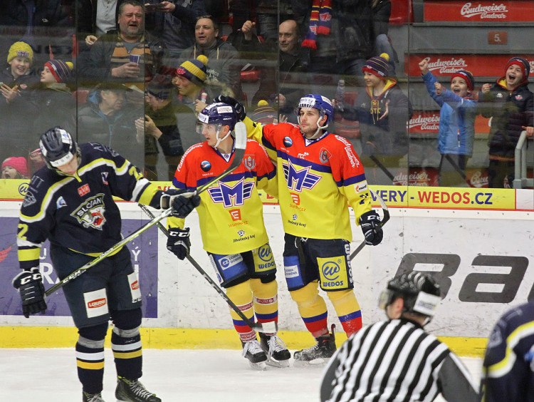 Dvojnásobný střelec Luboš Rob (vpravo s Vítem Jonákem) zažívá povedené období