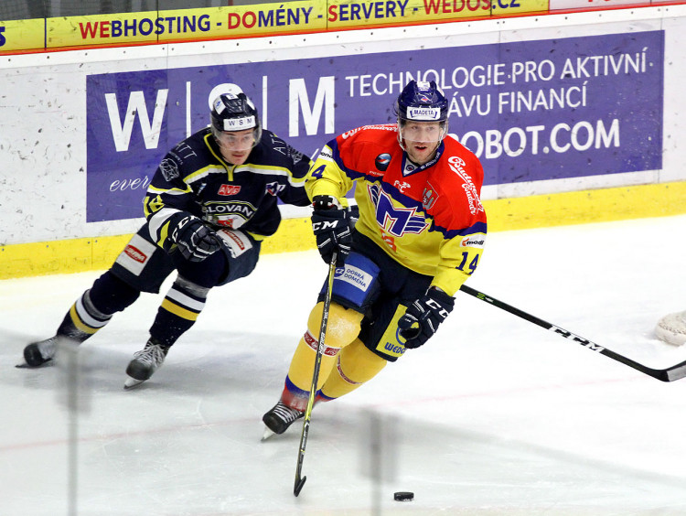 Filip Novák vyváží kotouč z vlastní obranné třetiny. Stíhá jej autor prvního gólu Slovanu Pavel Smolka