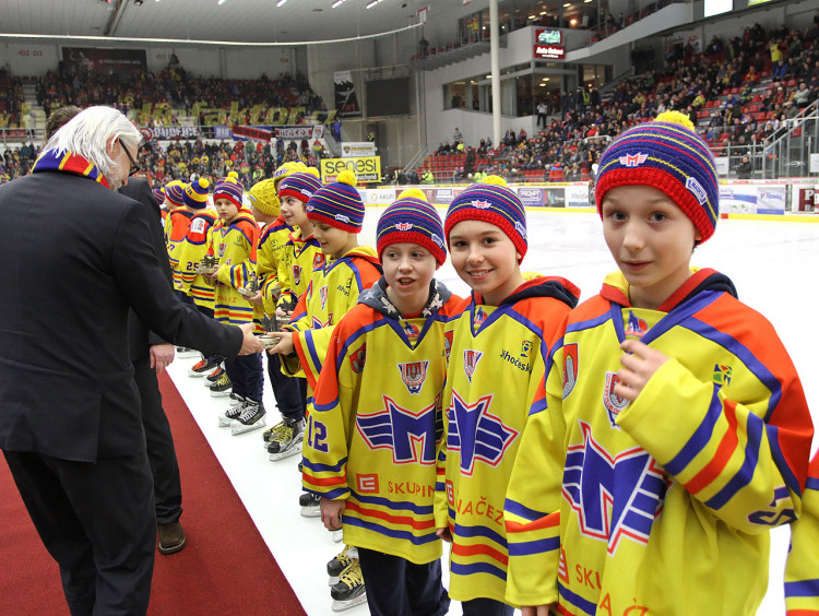 Při slavnostním ceremoniálu šéfům klubu asistovali mladí hokejisté Motoru