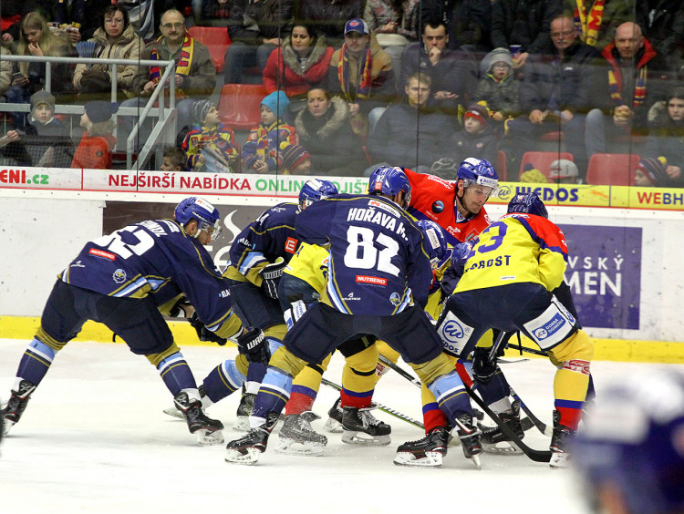 Souboj hned několika hráčů po buly v útočném pásmu domácích