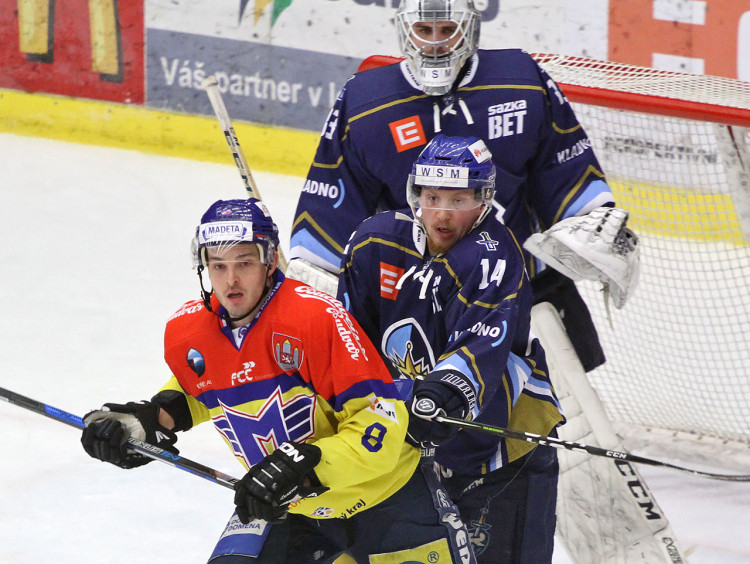 Jediný budějovický střelec Michal Bárta, atakovaný před Cikánkem obráncem hostí Matulou