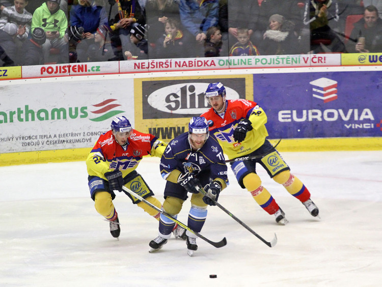 David Štich atakovaný Vlastimilem Dostálkem, vzadu Jiří Kučný