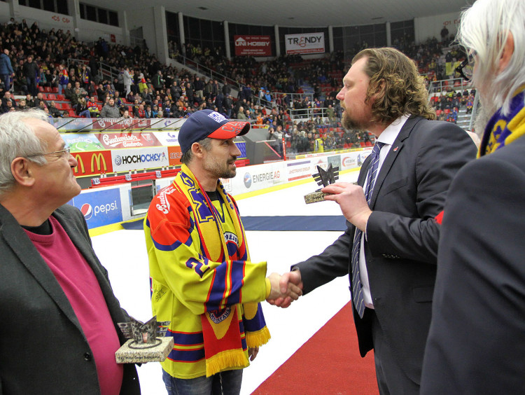 Ocenění se dočkali také fanoušci. Od prezidenta Motoru Romana Turka ho přímo na ledě převzal předseda fanklubu Pavel 'Pajky' Vágner
