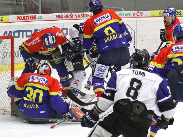 Závar před Kváčovou brankou. Gólman Motoru nakonec neinkasoval ani jednou
