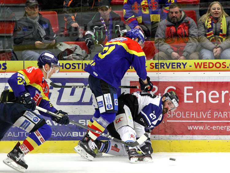 Zdeněk Kutlák v souboji u hrazení se zřejmě nejznámějším hráčem Havířova poslední doby - Markem Sikorou