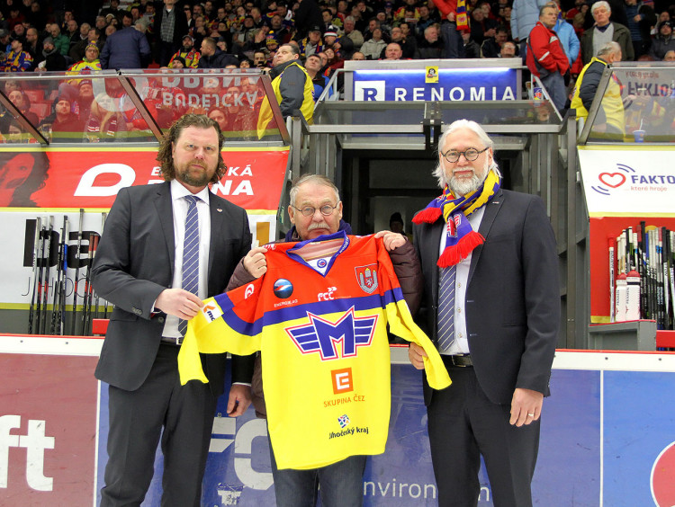 70. narozeniny oslavil minulý týden bývalý hráč Motoru Luděk Papoušek. Na českobudějovický zimní stadion zavítal poprvé od roku 1972, kdy nastoupil za místní klub naposledy
